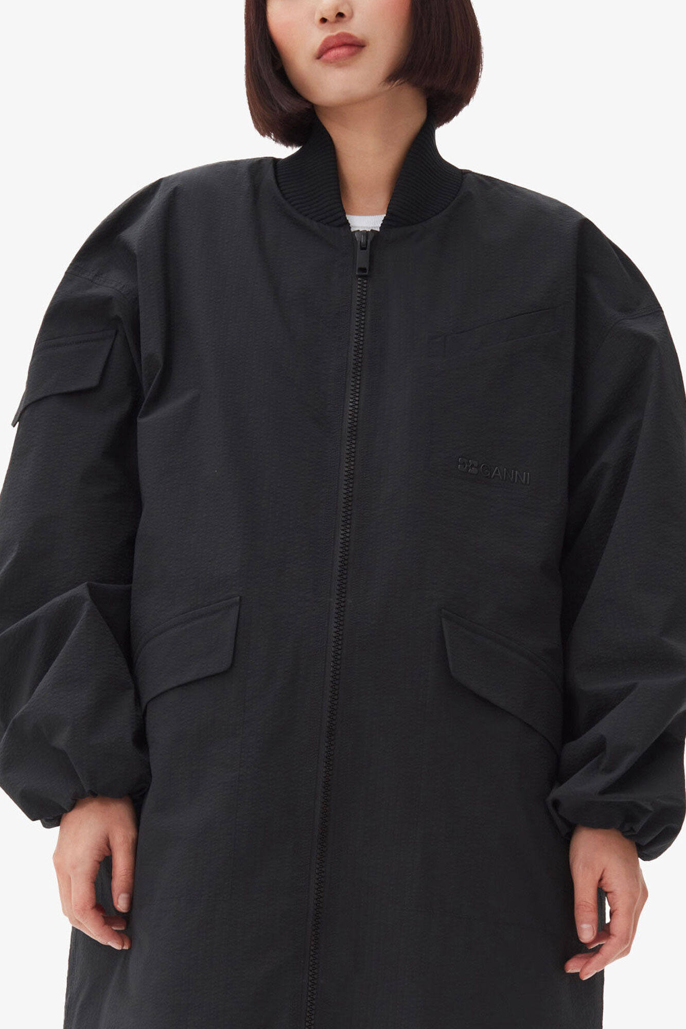 Svart, overdimensjonert teknisk skallk&aring;pe i kretong, Recycled Polyester, in colour Black - 2 - GANNI