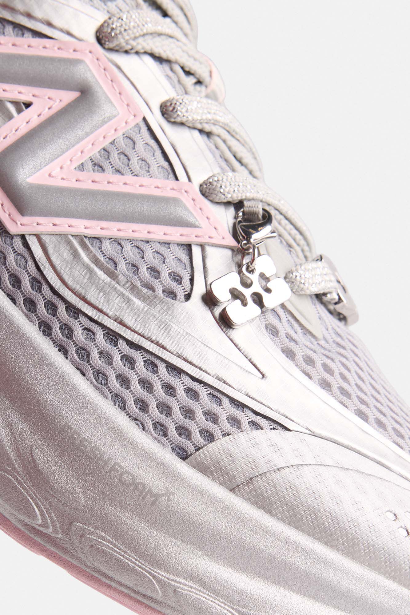 Baskets GANNI x New Balance FFT argent&eacute;es et roses, Recycled Polyester, in colour Silver Pink - 2 - GANNI