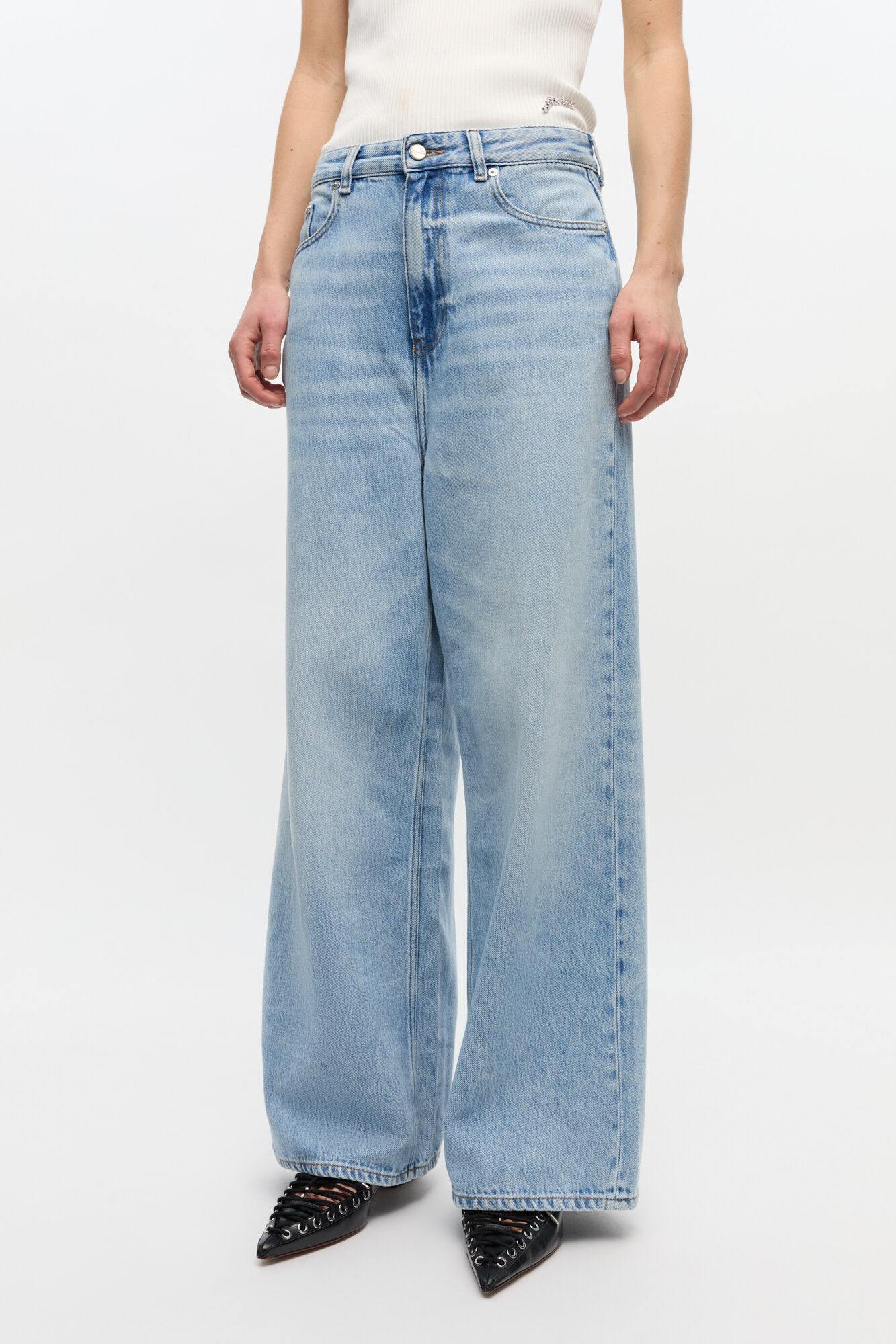 Jean ample bleu clair, Organic Cotton, in colour Light Blue Stone - 2 - GANNI