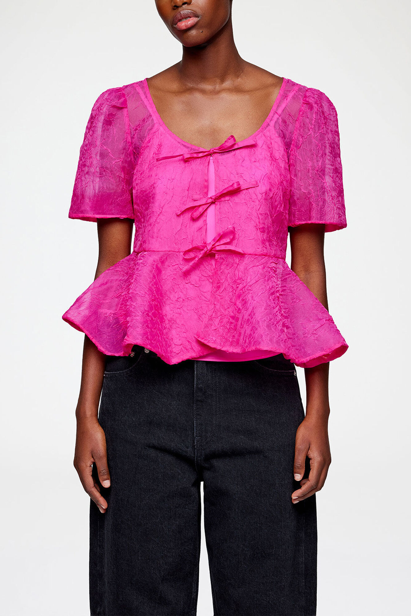 Peplumbluse aus Shibori-Organza, Recycled Polyester, in colour Raspberry Rose - 2 - GANNI