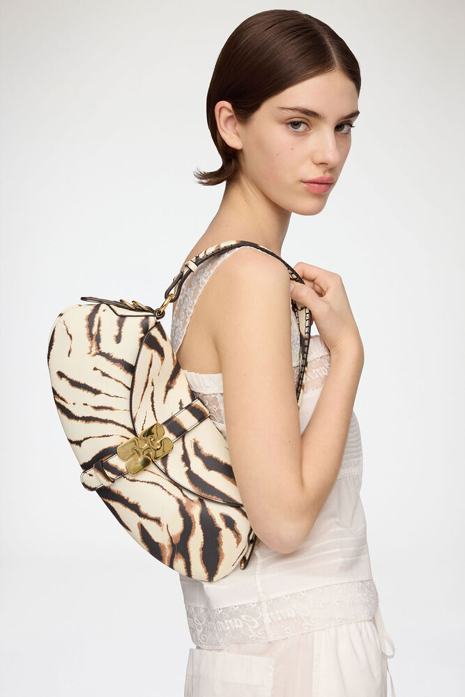 B-Kat in Zebra, Egret