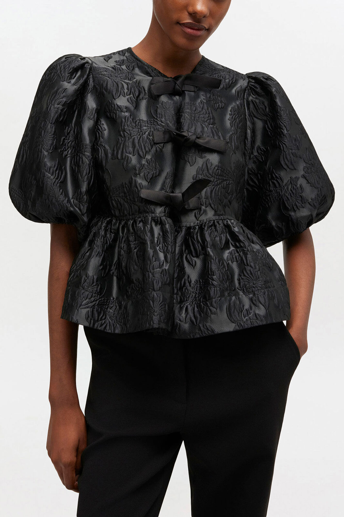 Blouse &agrave; n&oelig;ud p&eacute;plum en satin, Recycled Polyester, in colour Black - 1 - GANNI